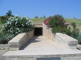 Vergina_Tomb_Entrance